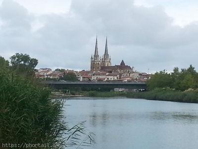 Bayonne vue des bords de la Nive