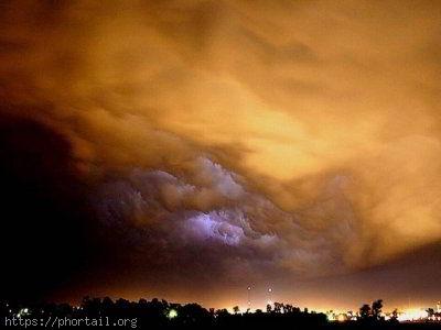 Photo Un superbe ciel orange dans la nuit noire