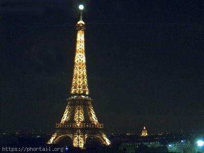 Photo Moment rare que celui où la lune vient se poser sur le sommet de la Tour Eiffel
