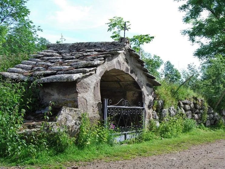 Cantal Buron vers Albepierre, bâtiment de pierres typique du Cantal.