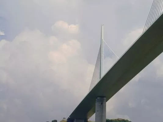 Millau Le pont de Millau tel que les coureurs du 100 km de Millau peuvent le découvrir sur leur course.