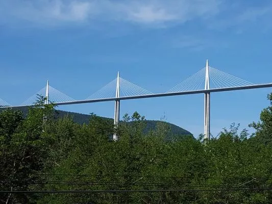 Millau Passer sous le viaduc de Millau deux fois et courir vers sa victoire